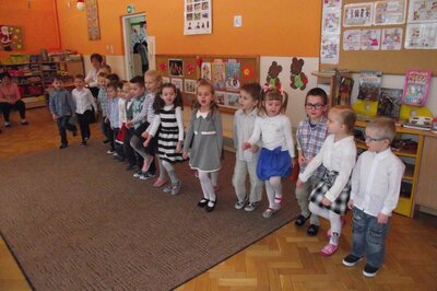 Dzieci przygiotowały program złożony z tańców i piosenek. 